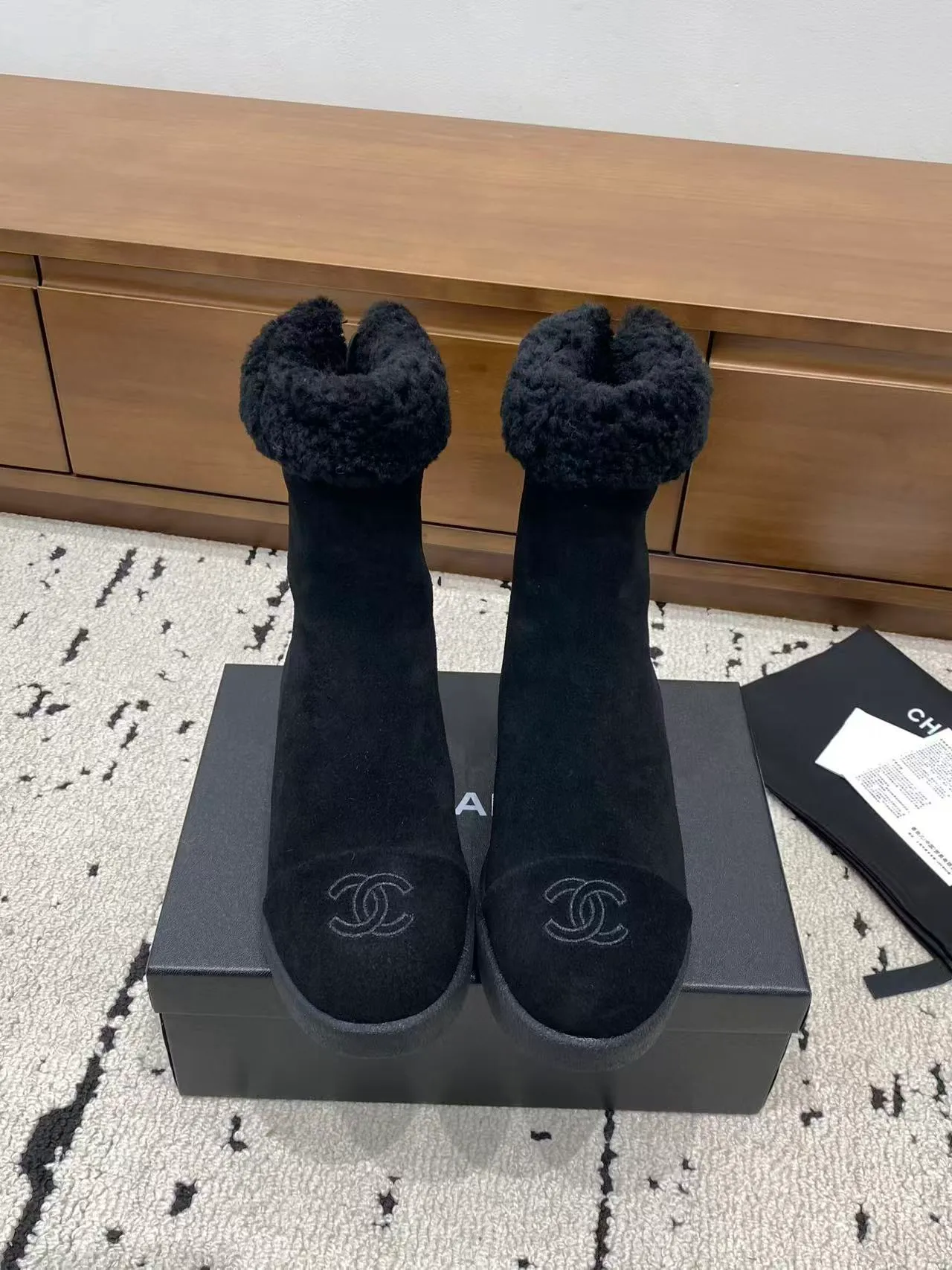👟👟Ex-factory price 700👟👟 🍀Chanel 2025 autumn and winter furry snow boots. Chanel new autumn and winter genuine wool slippers and boots. Xiaoxiang’s 2025 autumn and winter most beautiful snow boots. Classic, beautiful and warm snow boots❤️Super warm! It's enough to have it this winter, it's really beautiful and fairy~ Materials and craftsmanship: The upper is made of custom sheepskin/wool/sheepskin, and the inner pads are all made of wool. It feels very soft and comfortable! The sole is the original TPU outsole Size: 35-39 (40.41 customized, non-refundable)